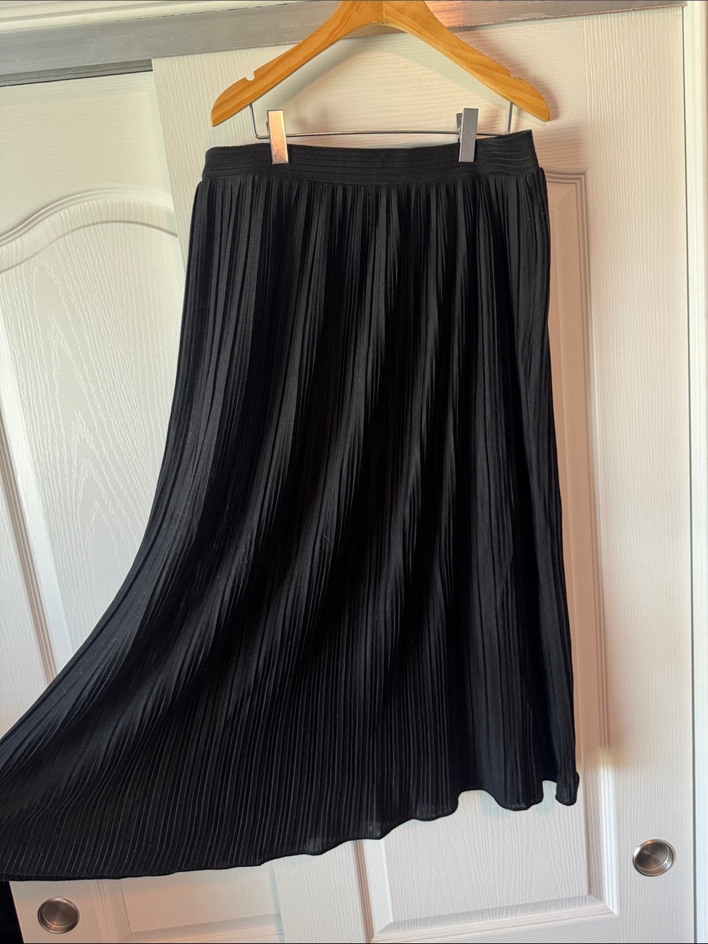 LOFT Black Pleated Midi Skirt - Women's Elegant Everyday Style